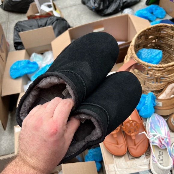 UGG Classic Slipper - Black - Picture 3 of 4